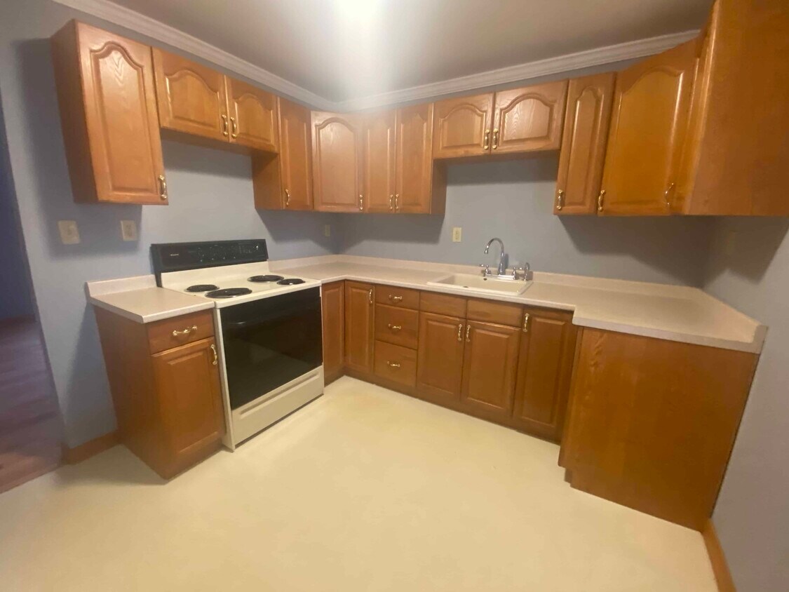 18 Center St Unit A, Easthampton, MA 01027 18 Center St Easthampton