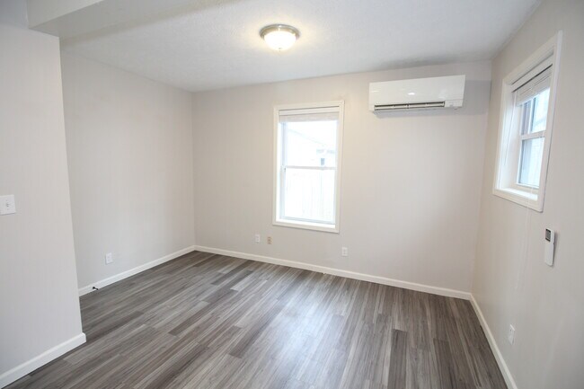 Building Photo - 2562 W 10th St