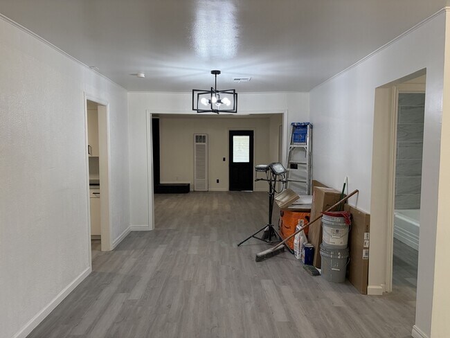 Building Photo - 1417 Oxford Way
