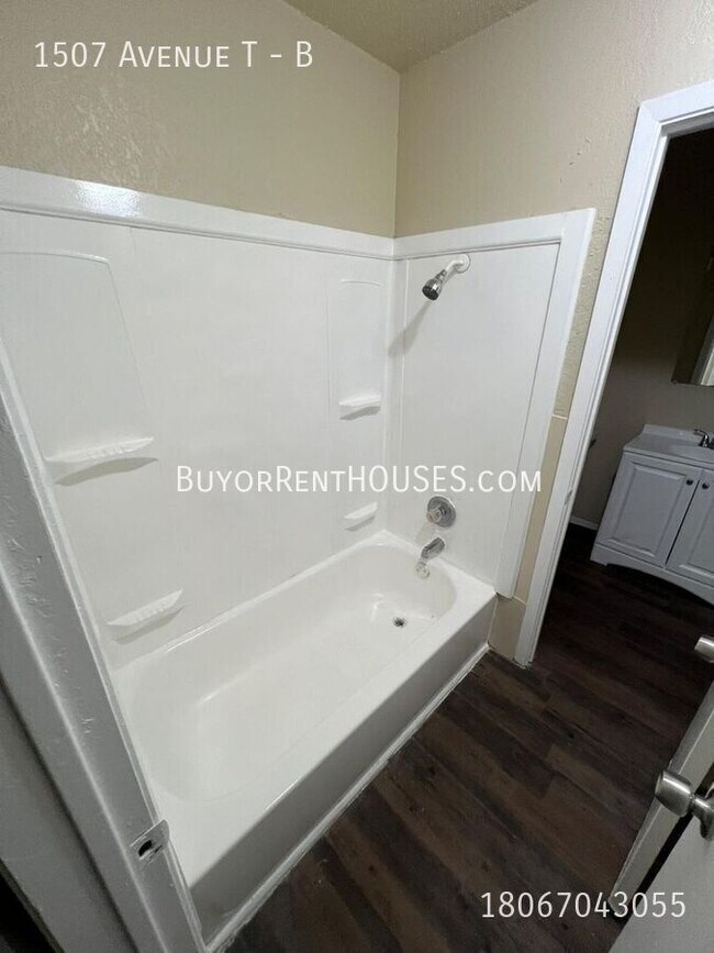 Building Photo - $499 Move-In Special (+ admin fee) + $0 De...