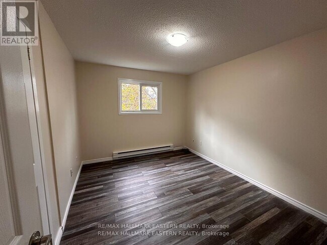 Photo du bâtiment - 106 Lansdowne St W