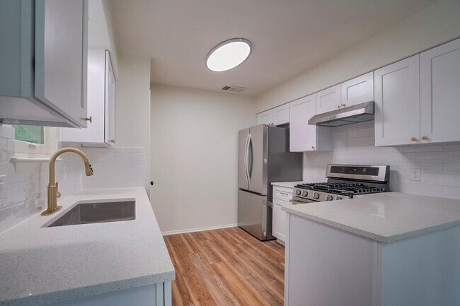 Building Photo - 606 Splitrock
