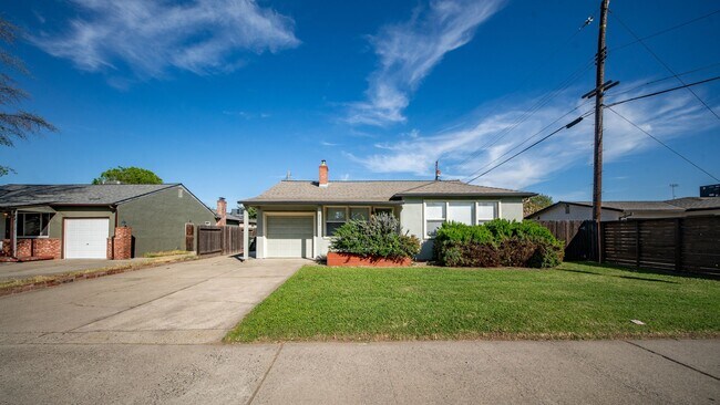 Building Photo - Centrally Located Sacramento Home