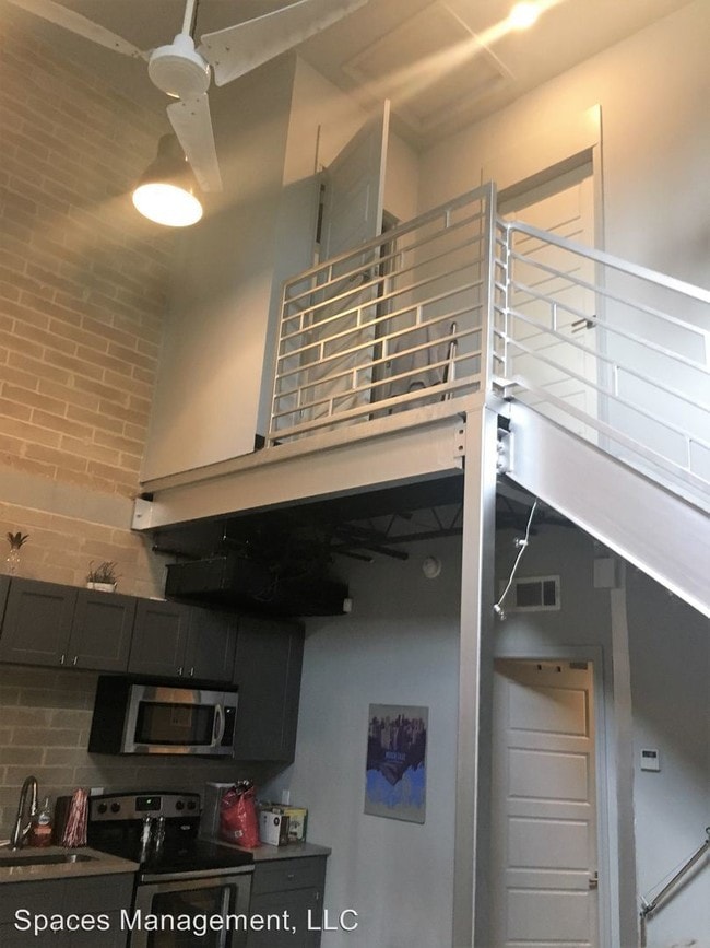 Building Photo - 2 br, 2 bath Room For Rent - 1016 Oak Ave
