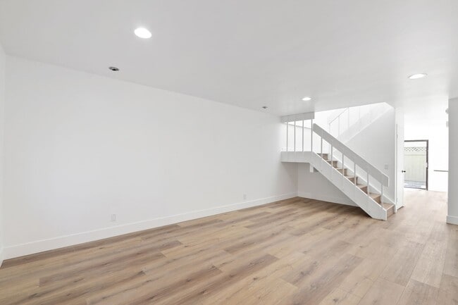 Building Photo - Rehabbed Newport Beach Townhome