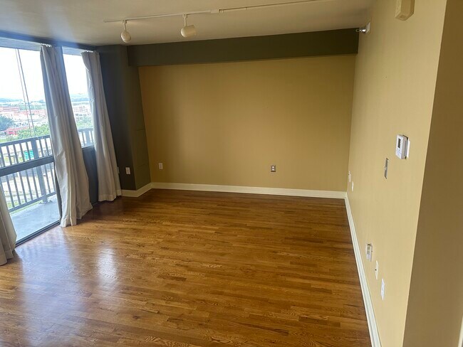 Living space - 600 Admiral Blvd