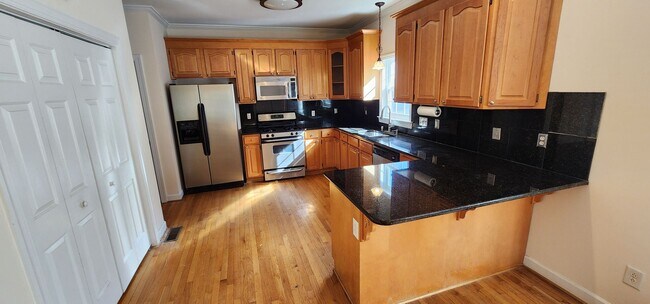 Foto del edificio - Nice 2 story brick home near Reagan High School