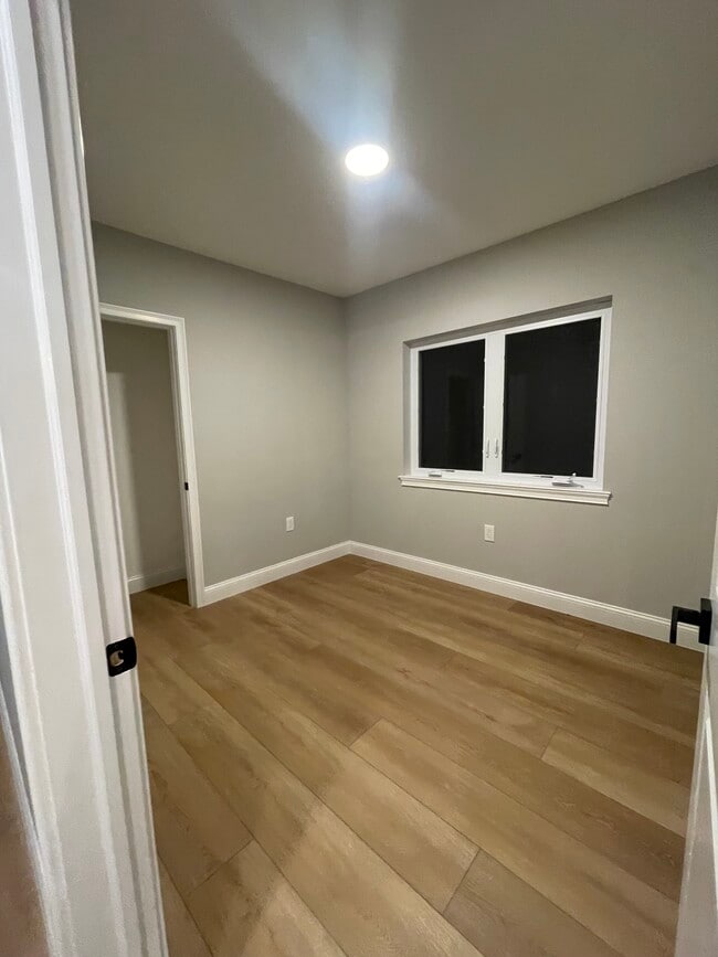 Foto del edificio - 235 Burbank Ave