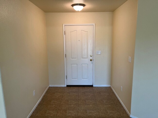 Foto del edificio - Wonderful Home in NW Porterville Available...