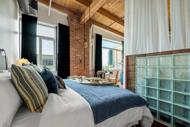 Building Photo - 10303-10107 107 St NW