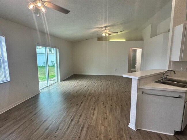 Foto del edificio - 133 Seven Oaks Dr