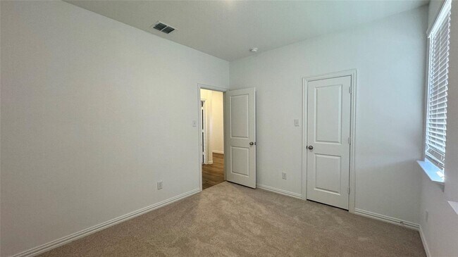 Foto del edificio - 4 bedroom home in Princeton