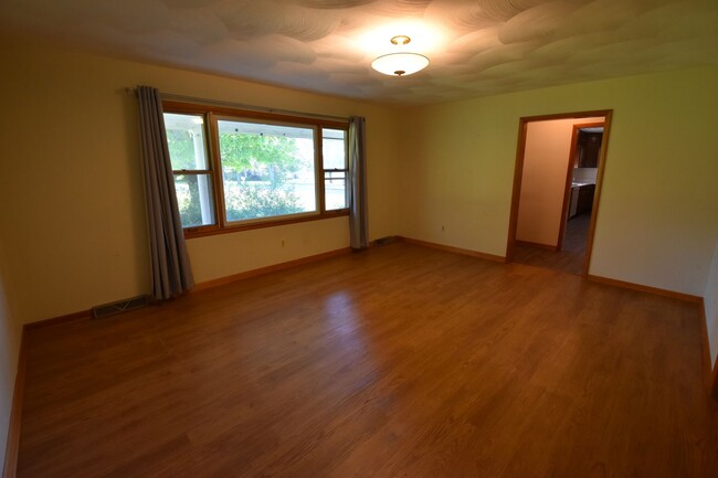 Building Photo - 3 Bedroom, 1 1/2 Bath Home in New Palestine