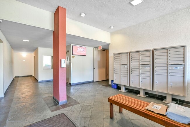 Building Photo - UPDATED LARGE BRIGHT 1200 sq/ft 2BR/2BA Te...