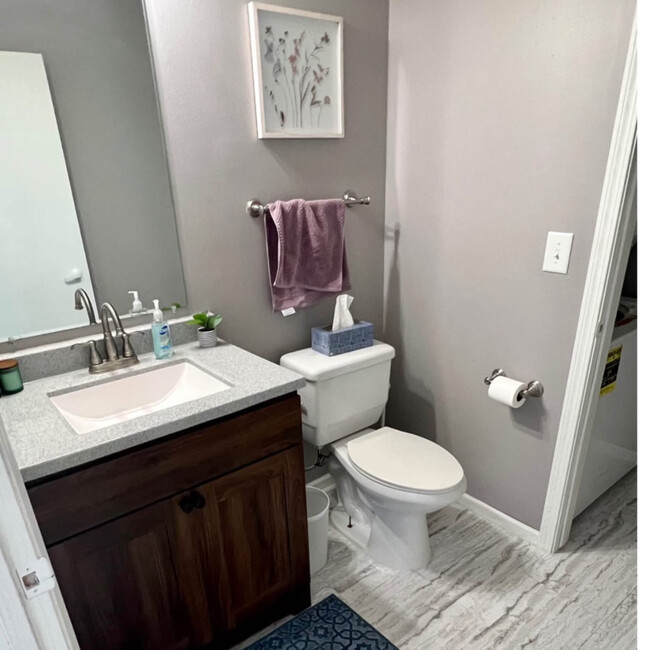 Half bath/ Laundry - 4502 W Westchester Sq