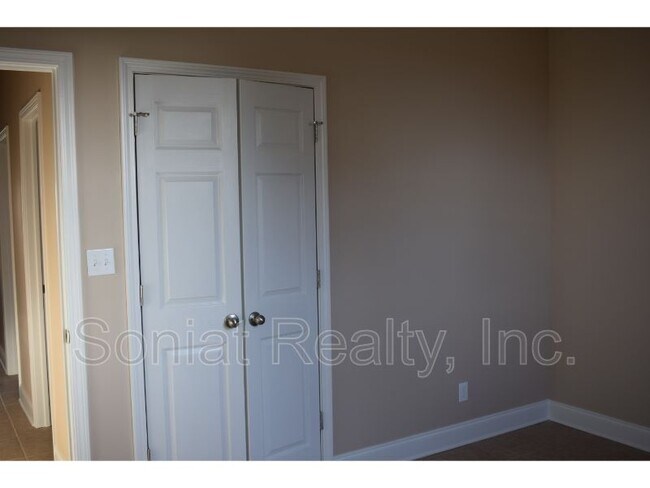 Foto del edificio - 6240 Warrington Dr
