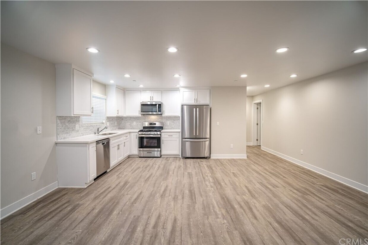 Foto principal - SPACIOUS and nicely updated 3bd/2ba near U...