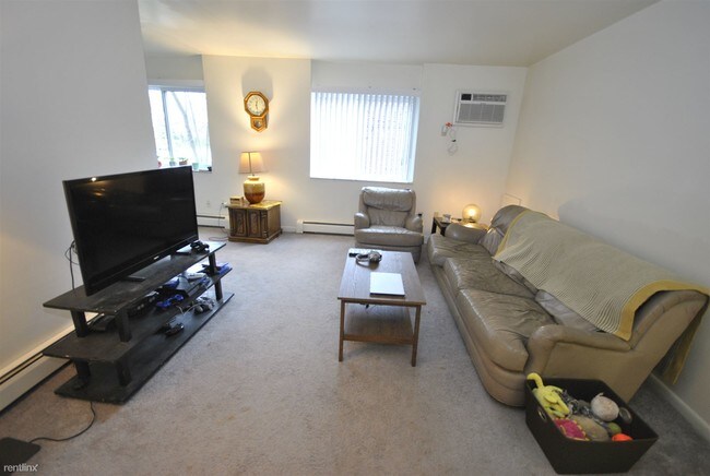Building Photo - 1 br, 1 bath Apartment - 723 W Madison St