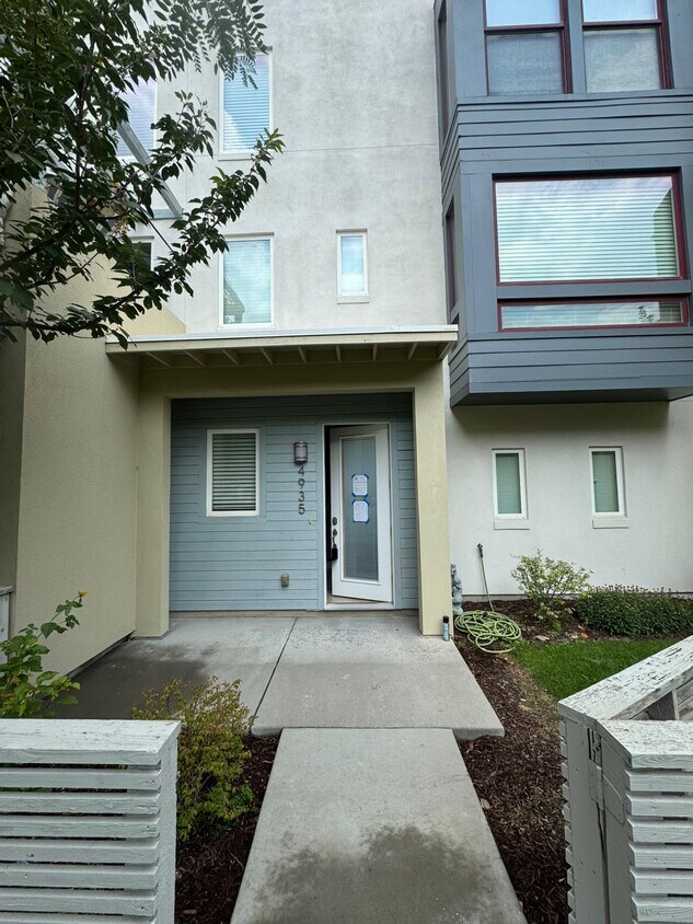 Primary Photo - 4935 W Daybreak Pkwy