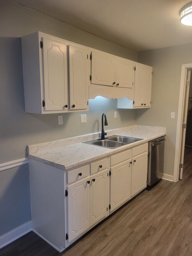 Building Photo - Lower Level 2 bedroom/2 bath condo