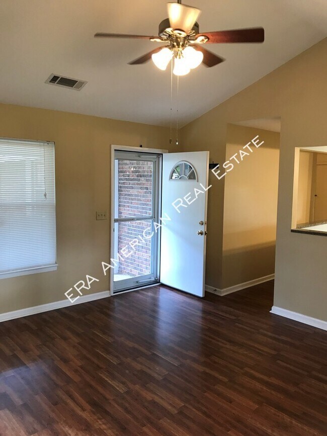 Foto del edificio - Upgraded home on large lot!