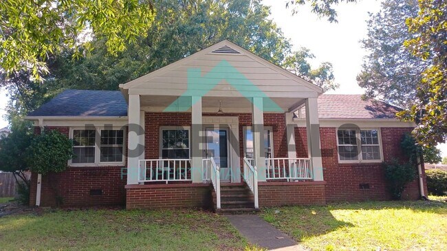 Building Photo - Spacious Family Home 3-Bedrooms and 2-Bath...