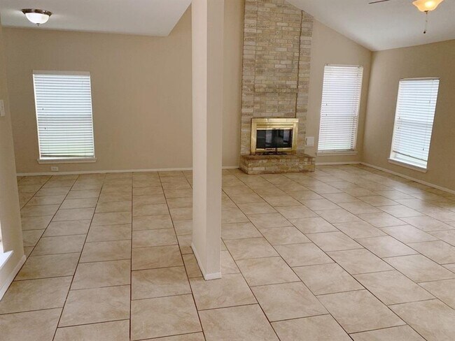 Foto del edificio - 8214 Wind Forest Dr