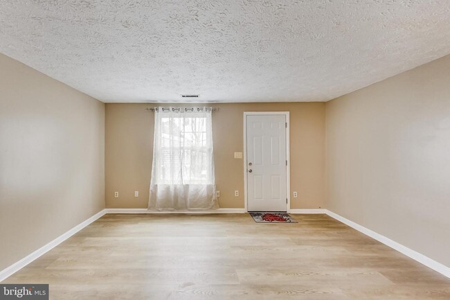 Foto del edificio - 5821 Whitfield Ct