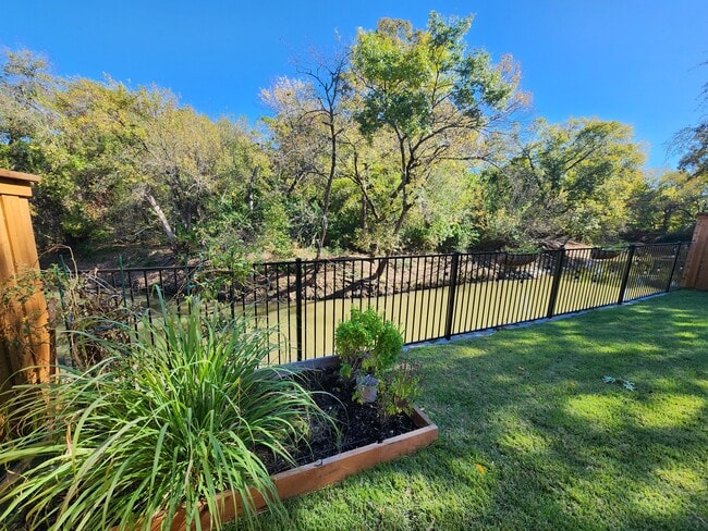 Building Photo - 929 Parker Dr