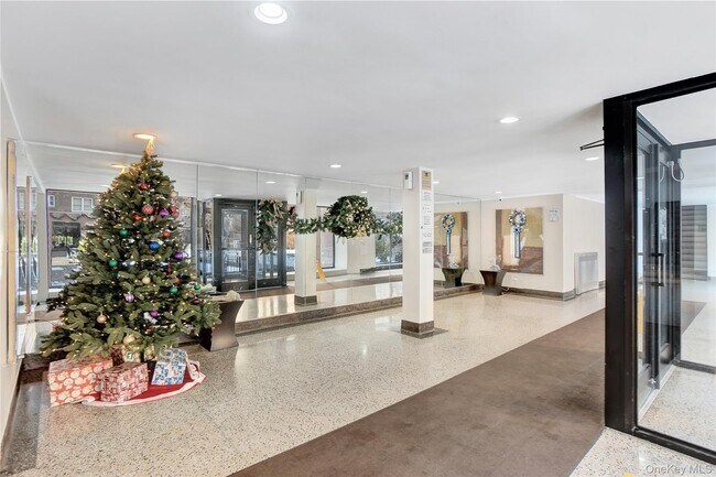 Foto del edificio - 105-24 64th Rd