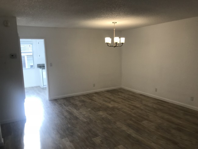 dining area - 227 W Palm Ave