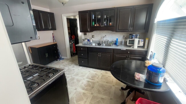 Building Photo - 908 Symonds Pl