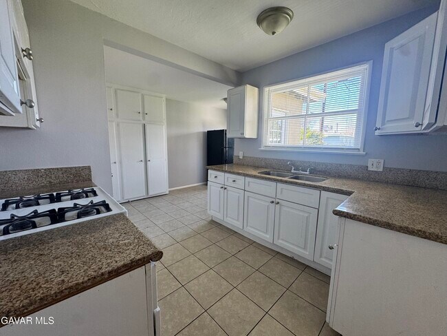 Foto del edificio - 44151 Hardwood Ave