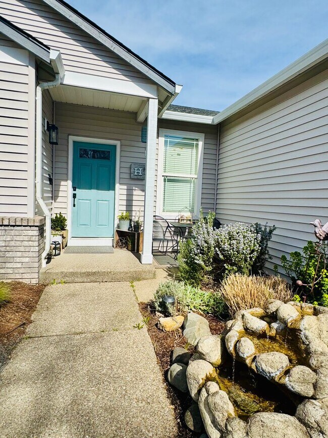 Foto del edificio - 3-Bedroom Home with Garden Oasis & Covered Patio – Bethel Neighborhood