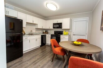 Building Photo - Bella 810