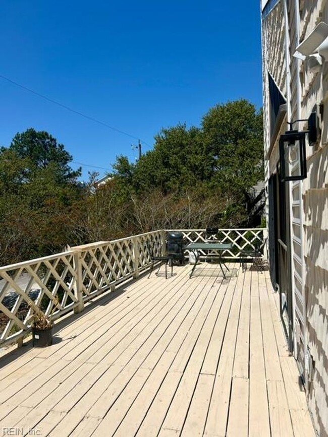 Building Photo - FOR RENT - BEACH LIVING!
