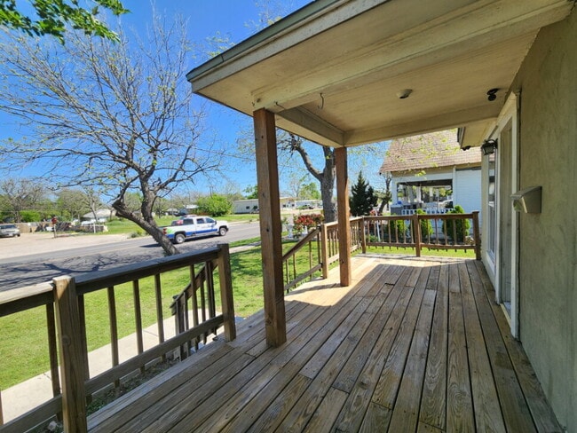 Building Photo - "Charming 3-Bed Home with 2 Full Baths in ...