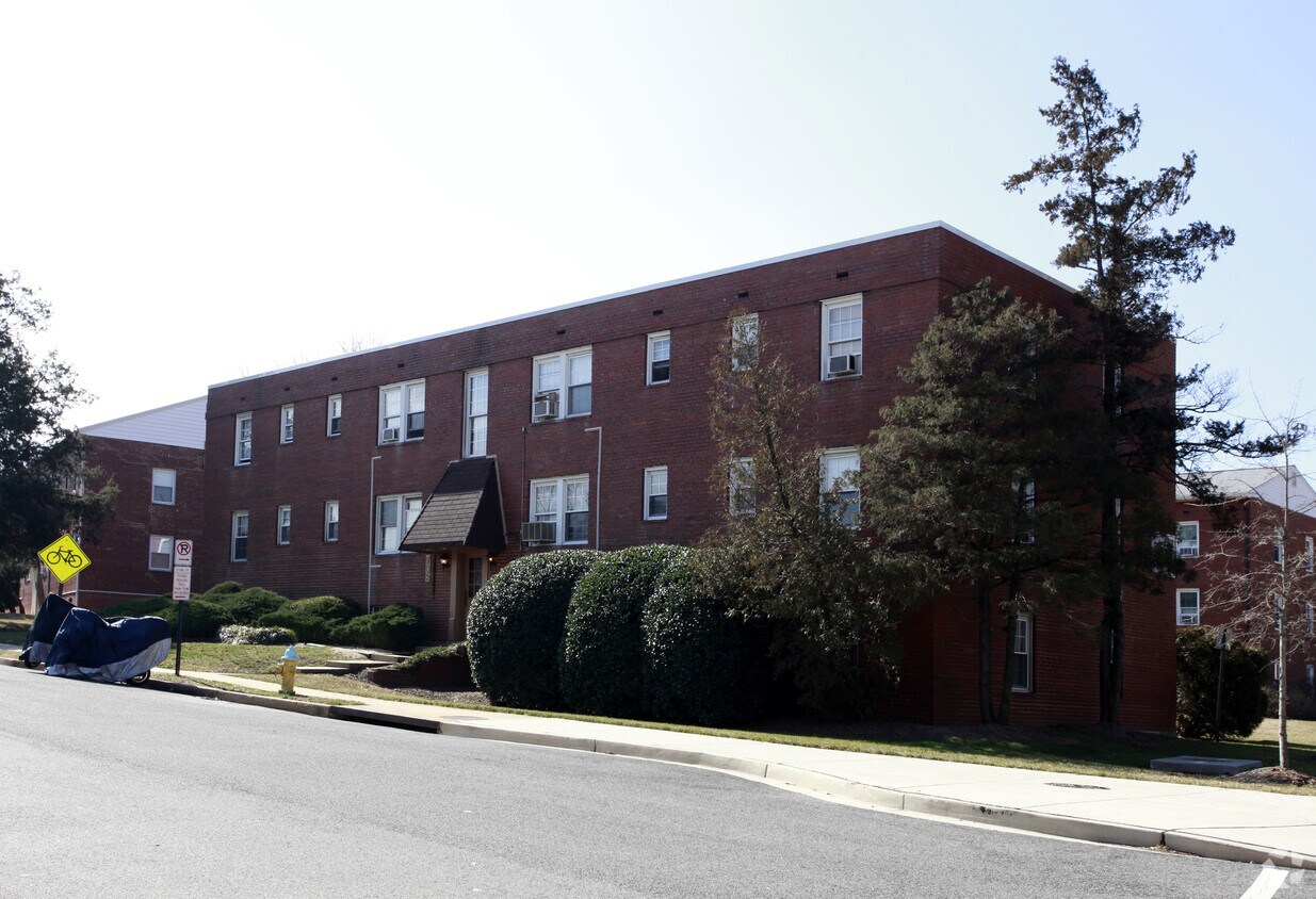 Building Photo - 738 N Nelson St