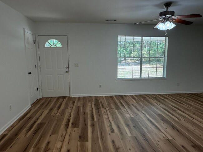 Foto del edificio - Private Country Setting 2 Bedroom/ 1 Bath Brick Home w/ Storage Shed and Fenced Yard- No HOA