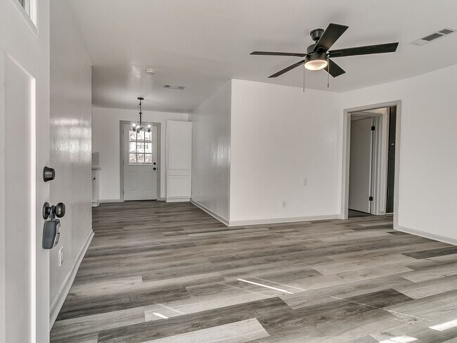 Building Photo - Newly Remodeled 3 Bedroom Home