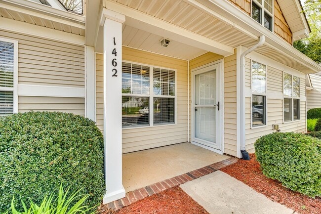 Building Photo - Wonderful 2-bedroom 2-bath one-level townh...