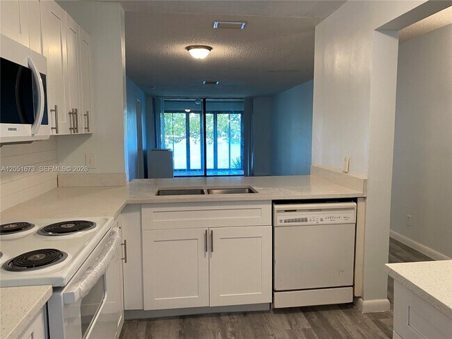 Building Photo - 201 Lake Pointe Dr