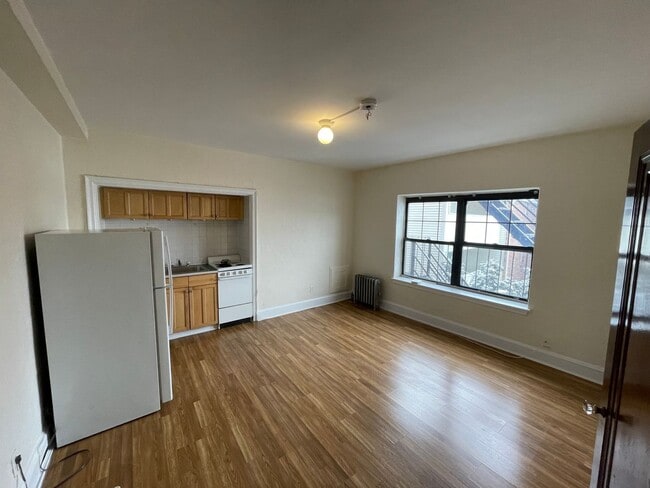 Building Photo - Beautiful studio in downtown Winchester next to the commuter rail