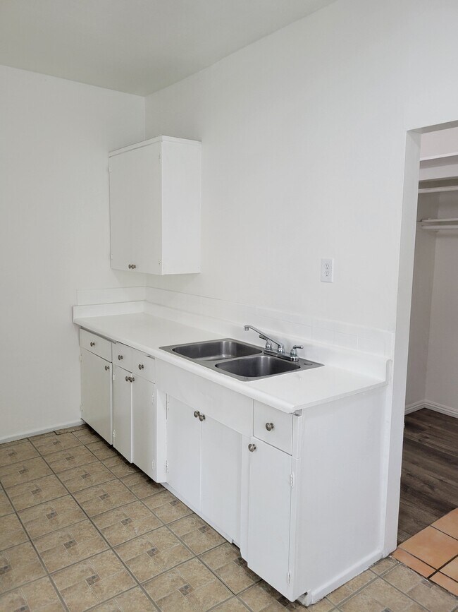 Building Photo - 943 Lime Ave