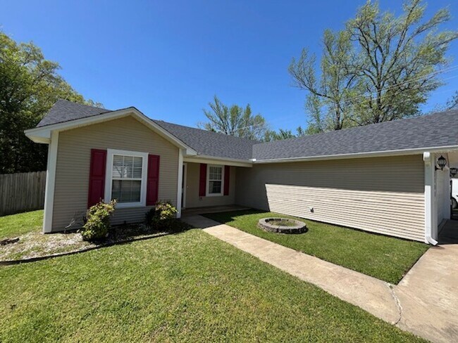 Building Photo - Nice Benton 3 bedroom 2 bathroom house.