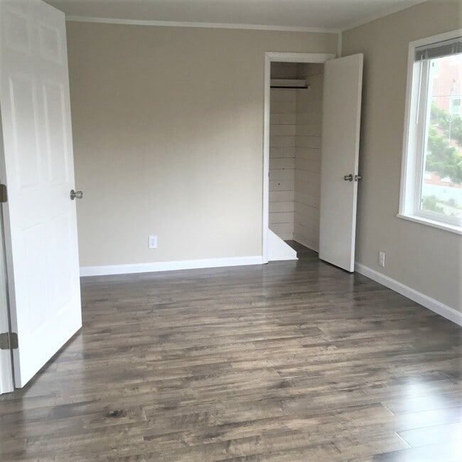 Building Photo - 4251 9th Ave NE