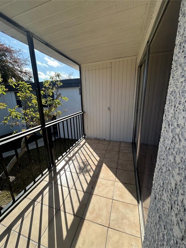 Building Photo - 10367 N Kendall Dr