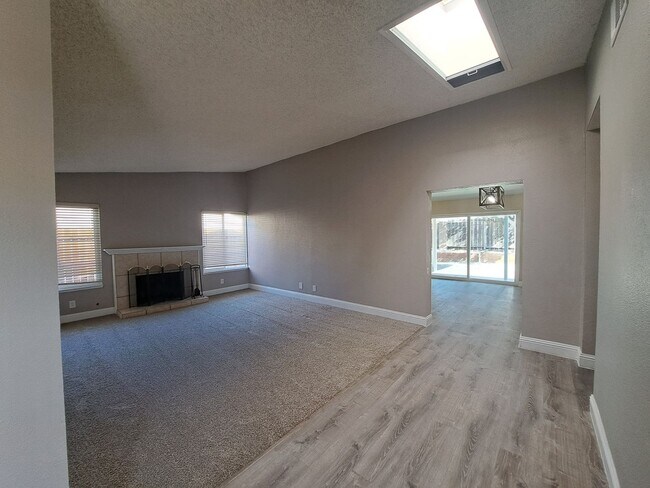 Foto del edificio - Updated, Spacious Home with Charm!