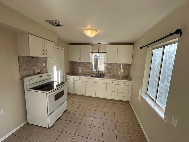 Building Photo - 3035 Redwood Ave - West Sacramento 95691