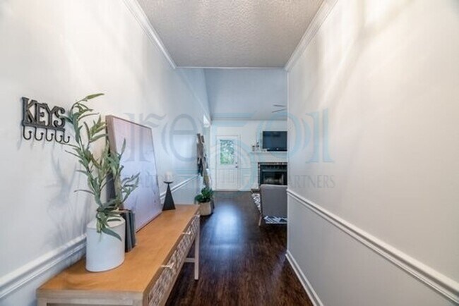 Foto del edificio - Available in Early August Attn: Pilots! 3BR 2BA Crashpad!